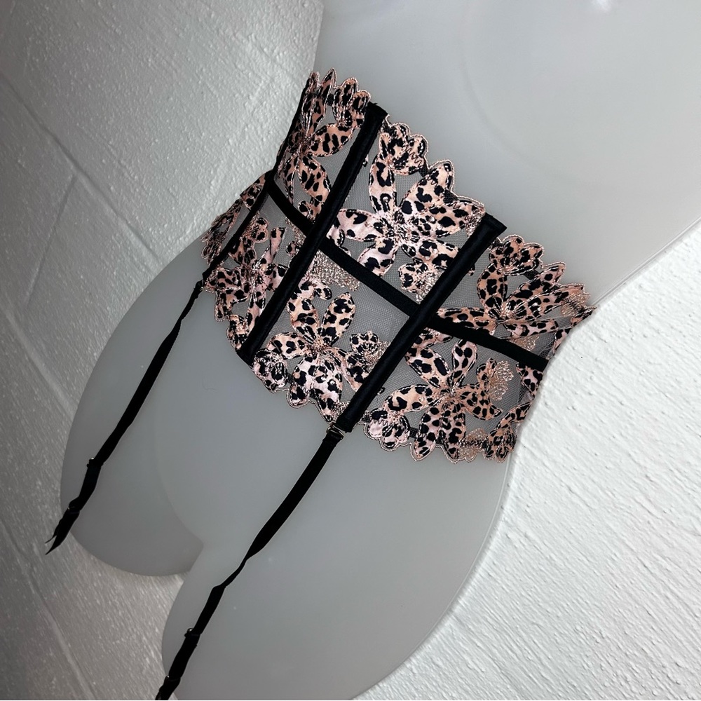 Embroidered waist cinch